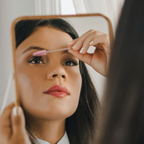 شانه زذن یک راه مراقبت بعد از کاشت مژه